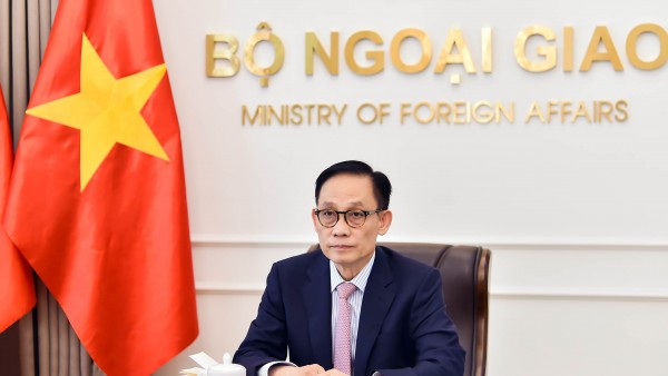 Politburo Member, FM Le Hoai Trung holds phone talks with RoK Foreign Minister Cho Hyun