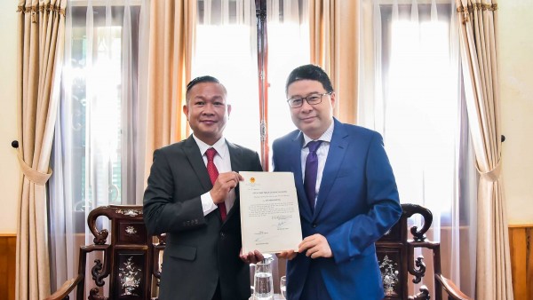 Trao Giấy chấp nhận lãnh sự cho Lãnh sự danh dự Quần đảo Solomon tại Thành phố Hồ Chí Minh