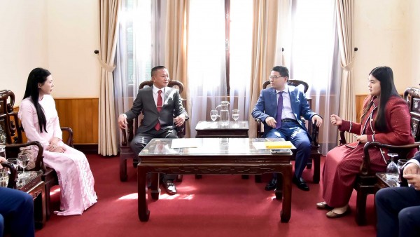 Consular Acceptance Certificate presented to Honorary Consul of Solomon Islands in Ho Chi Minh City