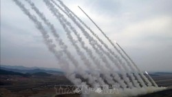 Nhà lãnh đạo Triều Tiên thị sát diễn tập hỏa lực của pháo binh tầm xa