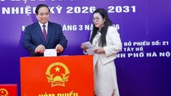 Thủ tướng Chính phủ Phạm Minh Chính cùng cử tri bỏ phiếu bầu cử tại phường Tây Hồ, Hà Nội