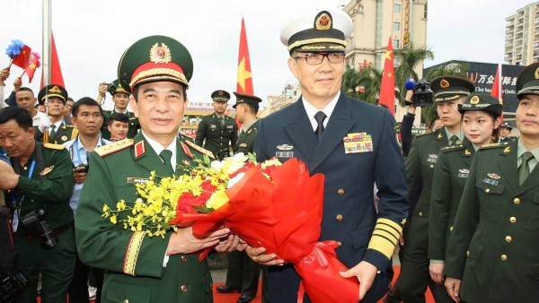 Vietnam, China Defense Ministers meet at border for friendship exchange activities