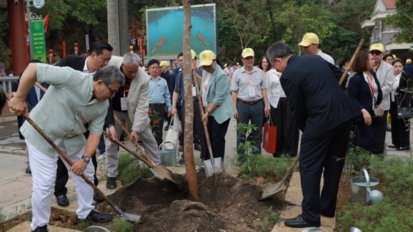 Nearly 400 diplomatic delegates enjoy spring at Huong Pagoda