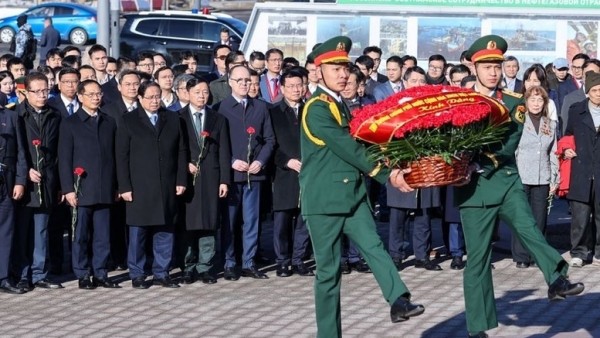 Prime Minister Pham Minh Chinh lays flowers at the Statue of President Ho Chi Minh and the Tomb of the Unknown Soldier in Moscow