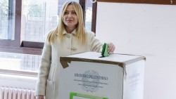 Thủ tướng Italy thừa nhận một thất bại 'cay đắng'