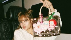 Khi 'túi đau' trở thành xu hướng thời trang phổ biến trong giới trẻ