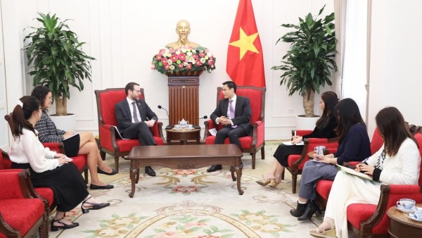 Deputy Minister Dang Hoang Giang meets with UK Ambassador Iain Frew to discuss ASEAN-UK cooperation