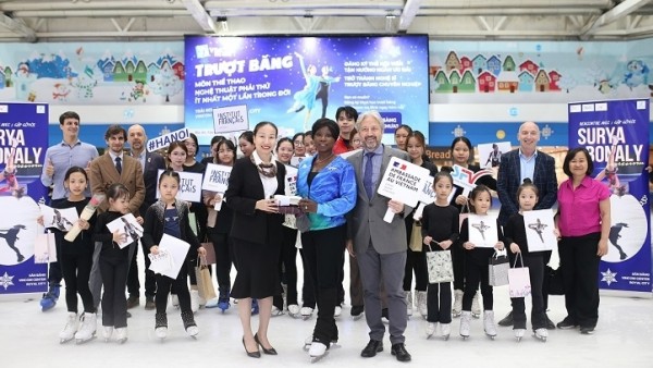 Legendary Surya Bonaly inspires young Vietnamese figure skaters