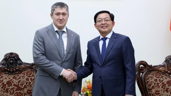 Deputy Prime Minister Ho Quoc Dung receives Russia's Perm Krai Governor Dmitry Makhonin