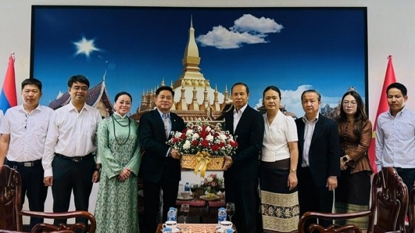 Tổng lãnh sự quán Việt Nam tại Khon Kaen chúc mừng Tết cổ truyền Bunpimay