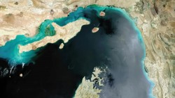 Lưu lượng vận tải qua eo biển Hormuz vẫn rất thấp so với trước xung đột vì một nguyên nhân