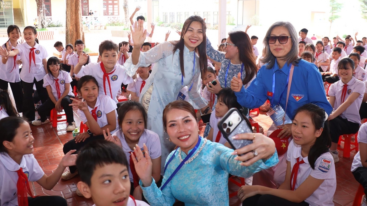 Đoàn kiều bào dâng hương tưởng niệm các anh hùng liệt sĩ và chung tay vì học sinh nơi biên giới