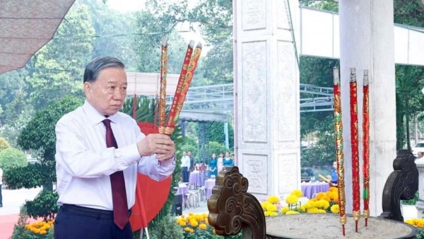 General Secretary and President To Lam offers incense at Tan Bien Martyrs' Cemetery