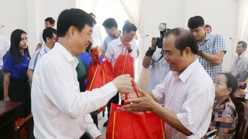 Trưởng ban Tổ chức Trung ương thăm, tặng quà tại thành phố Cần Thơ