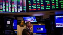 Thị trường chứng khoán Mỹ diễn biến trái chiều sau quyết định của Fed, giá vàng giảm xuống mức thấp nhất trong vòng 1 tháng