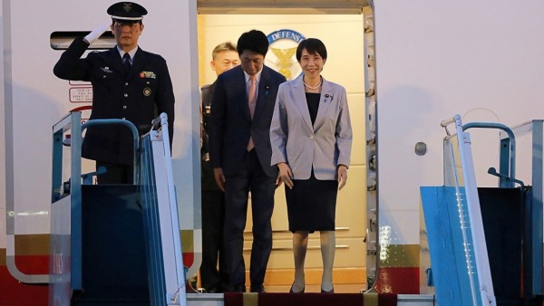 Japanese Prime Minister arrives in Hanoi, beginning official visit to Vietnam