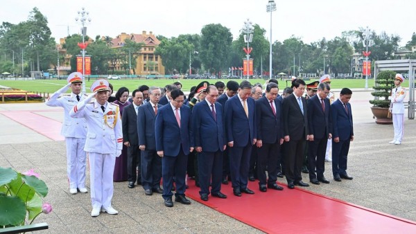 Party and State leaders pay tribute to President Ho Chi Minh on 136th birth anniversary
