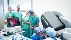 Bước ngoặt y học: Lần đầu tiên AI tham gia trực tiếp ca mổ tại Anh