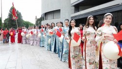 Không gian đa sắc màu trong Ngày hội Văn hóa - Ẩm thực - Áo dài tại châu Âu