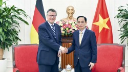 Bộ trưởng Ngoại giao Lê Hoài Trung tiếp Quốc vụ khanh Bộ Ngoại giao Đức