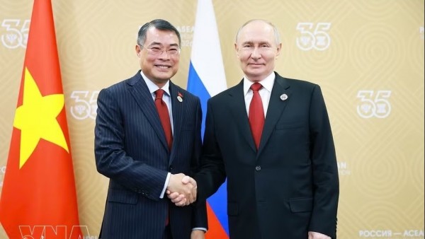 Prime Minister Le Minh Hung meets with Russian President Vladimir Putin in Moscow