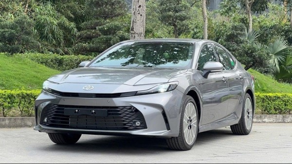 Toyota Camry Hybrid giảm giá tới 140 triệu đồng tại Việt Nam