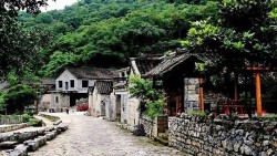 Ngôi làng hơn 600 tuổi nằm trọn dưới đáy hố sụt