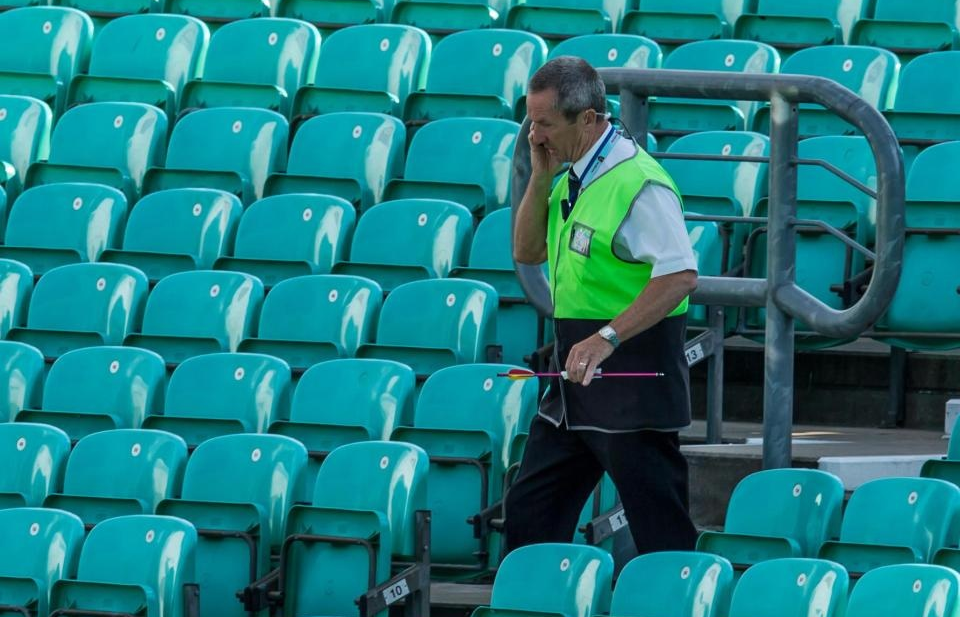 Anh: Sơ tán một sân vận động ở London vì tên bay