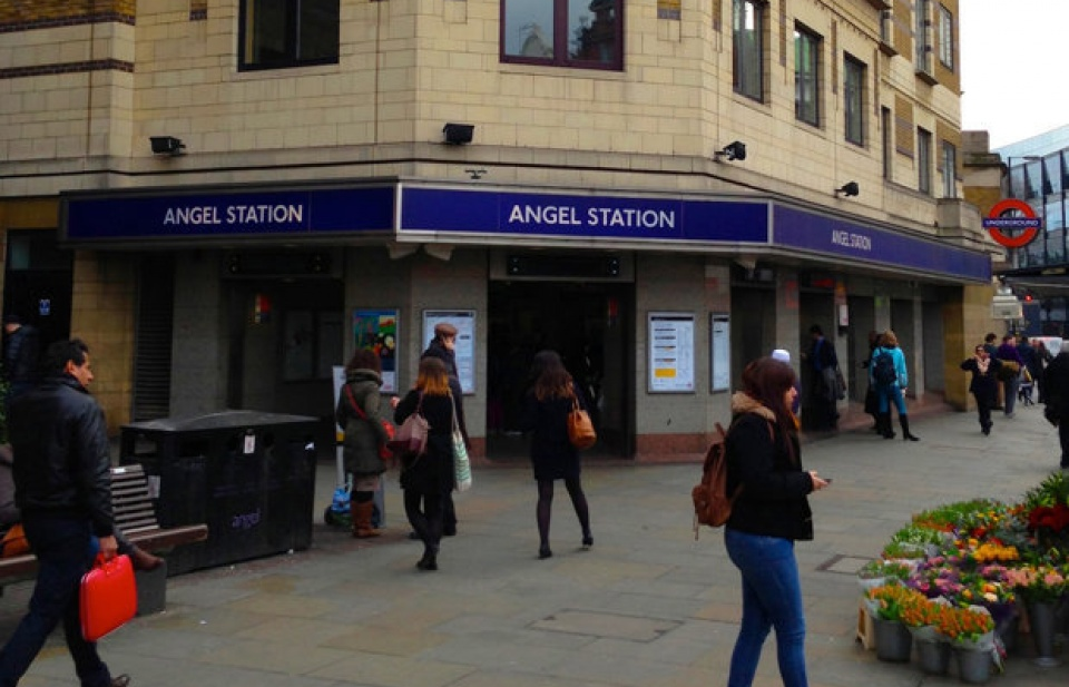 Anh phong tỏa nhà ga tại London do phát hiện bưu kiện khả nghi