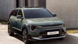 Cận cảnh xe xanh Kia Niro Hybrid 2022