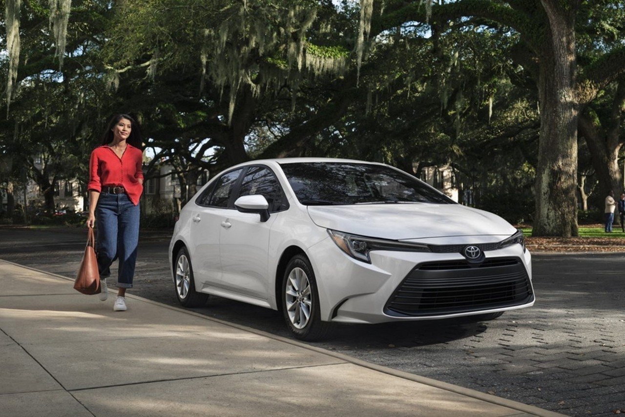 Cận cảnh Toyota Corolla phiên bản động cơ Hybrid AWD