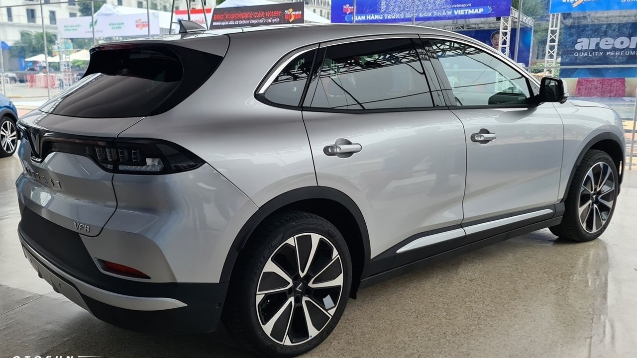 Cận cảnh VinFast VF8 tại Việt Nam, giá hơn 1 tỷ đồng