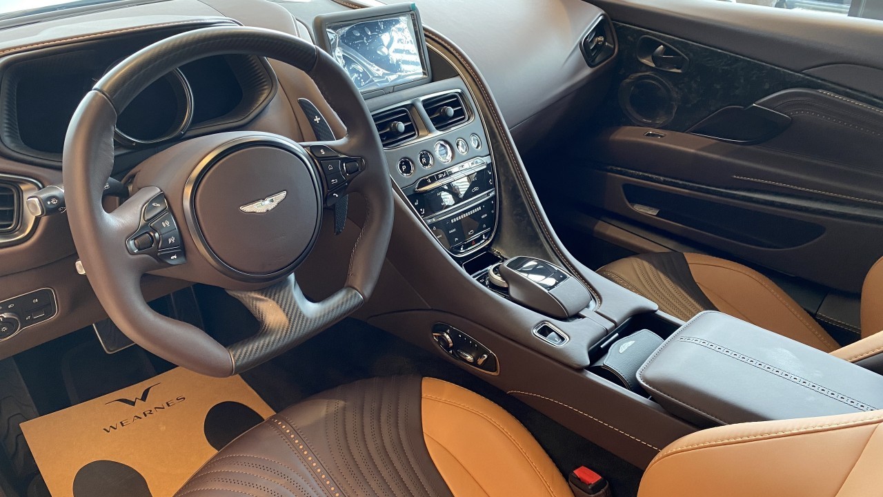 Cận cảnh siêu xe Aston Martin Vantage F1® Edition và DB11 V8 Coupe