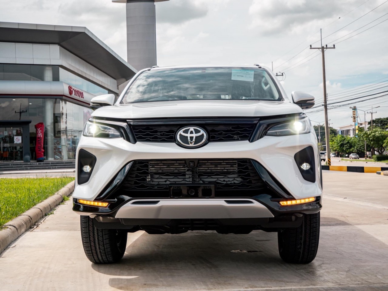 Cận cảnh Toyota Fortuner Leader tại Thái Lan, giá từ 905 triệu đồng