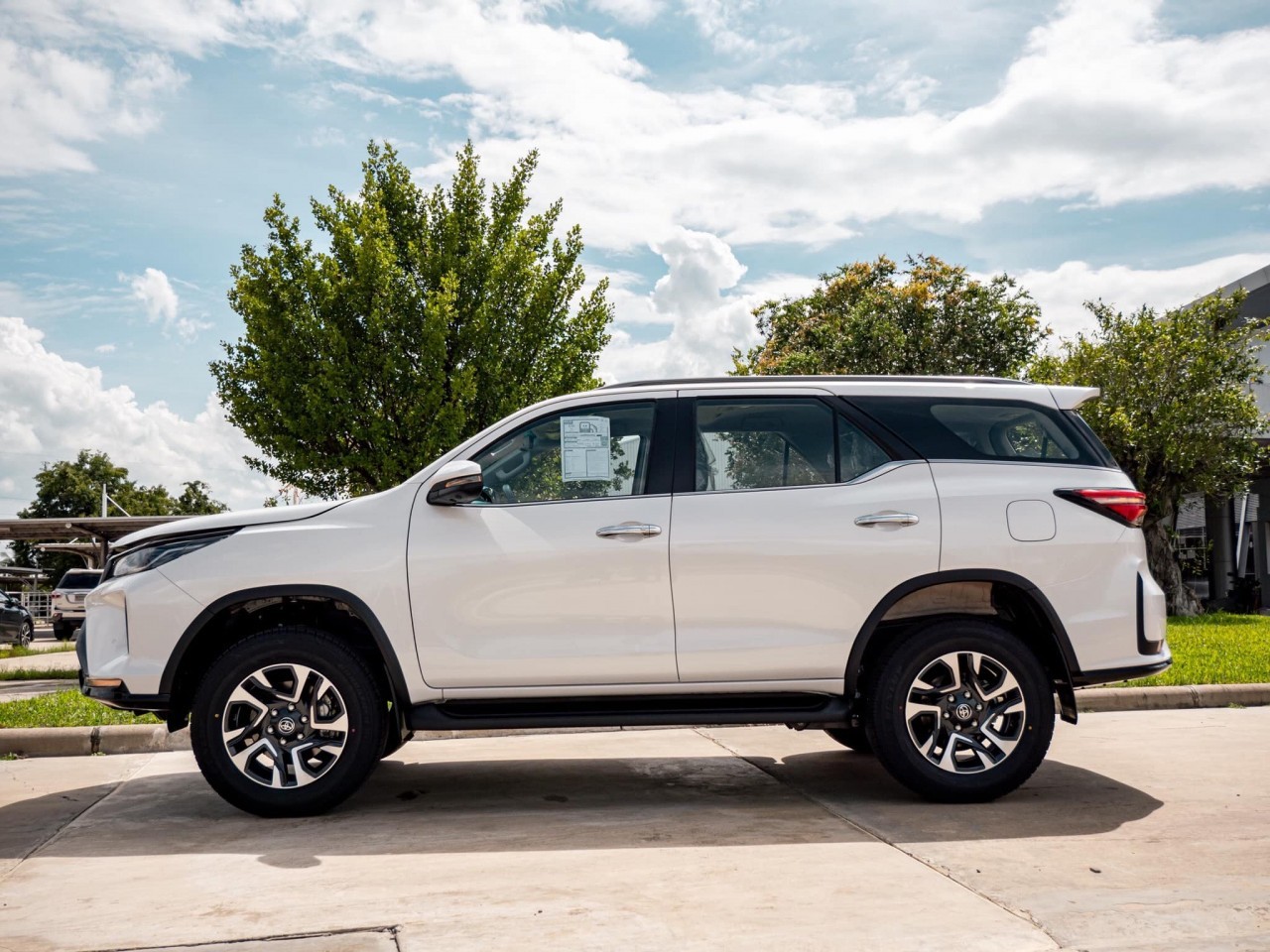 Cận cảnh Toyota Fortuner Leader tại Thái Lan, giá từ 905 triệu đồng