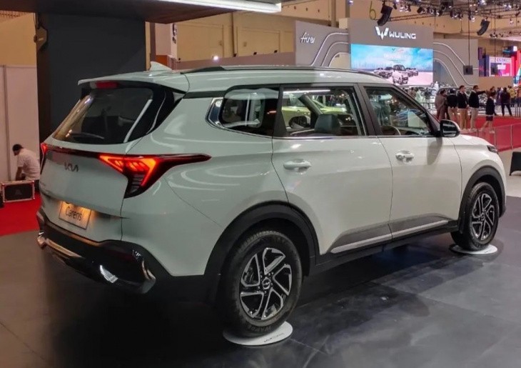 Kia Carens 2022 ra mắt tại Indonesia, giá từ 621 triệu đồng