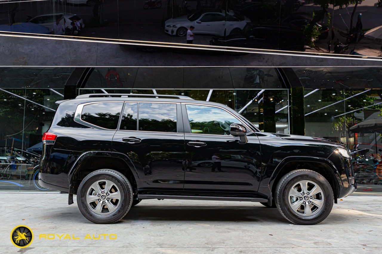 Cận cảnh chi tiết Toyota Land Cruiser LC300