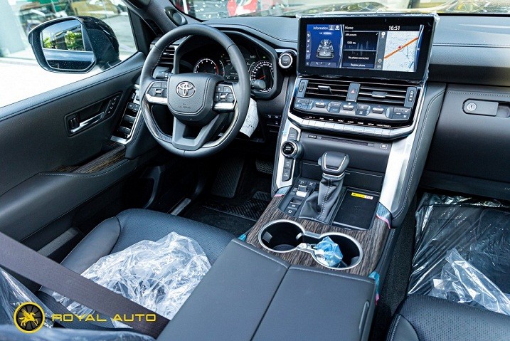 Cận cảnh chi tiết Toyota Land Cruiser LC300