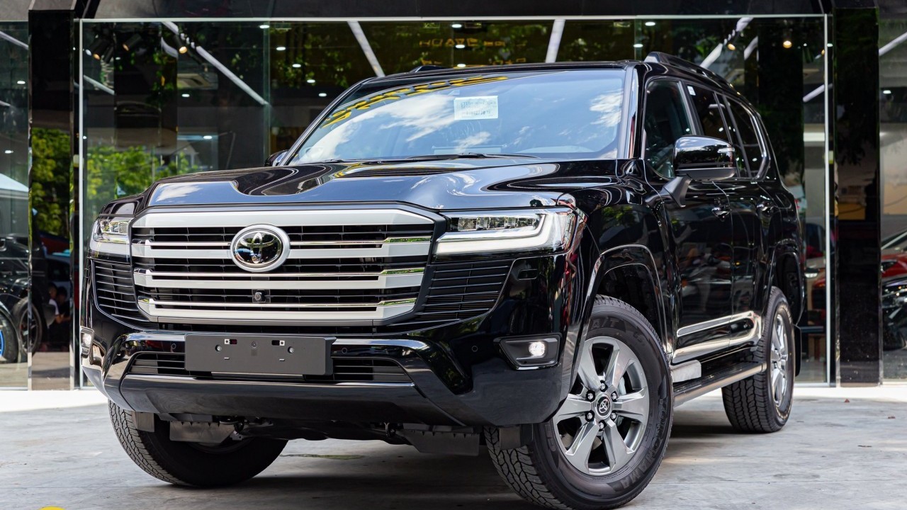 Cận cảnh chi tiết Toyota Land Cruiser LC300