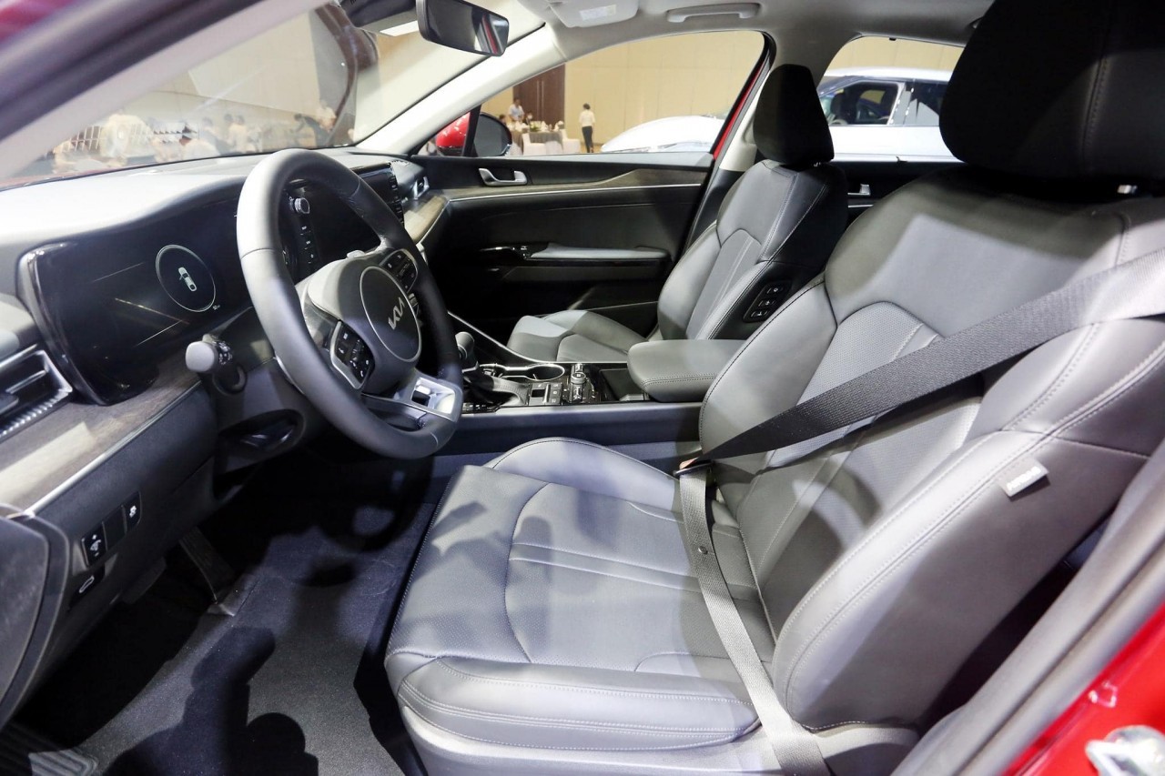 Cận cảnh xe Kia K5 vừa ra mắt, giá từ 869 triệu đồng