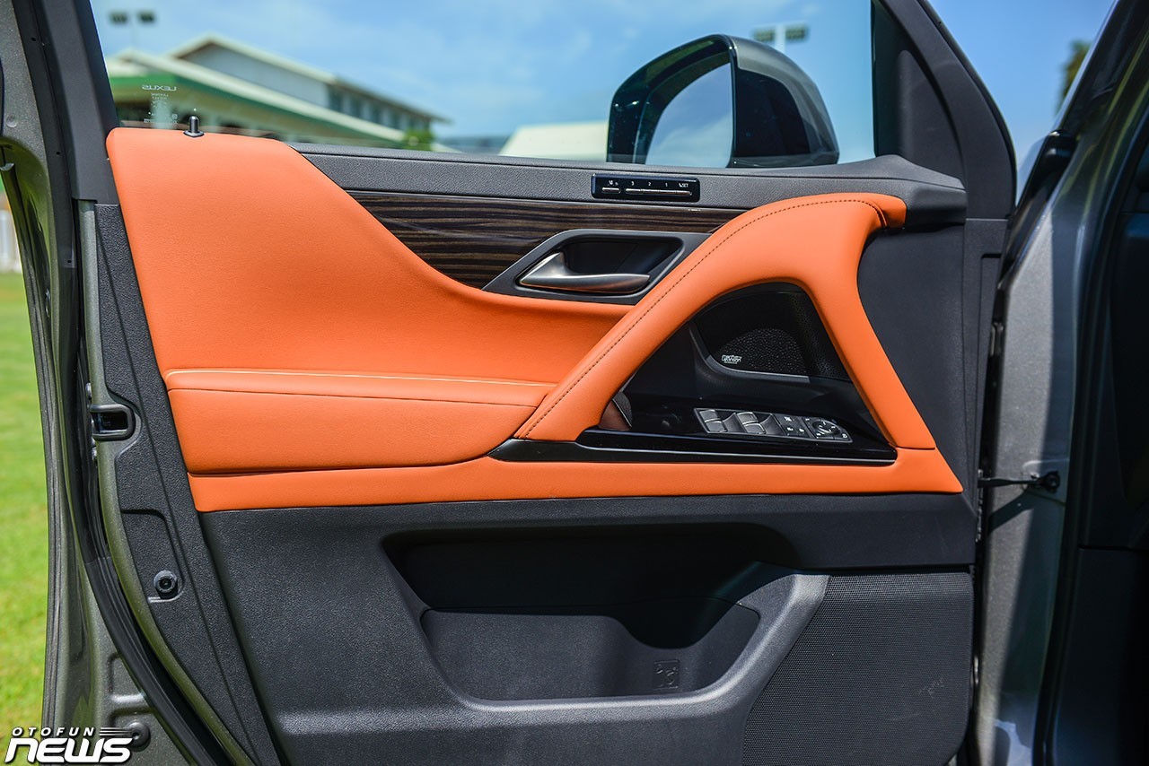 Cận cảnh chi tiết Lexus LX600 Vip tại Việt Nam, giá hơn 9 tỷ đồng Cận cảnh chi tiết Lexus LX600 Vip tại Việt Nam, giá hơn 9 tỷ đồng