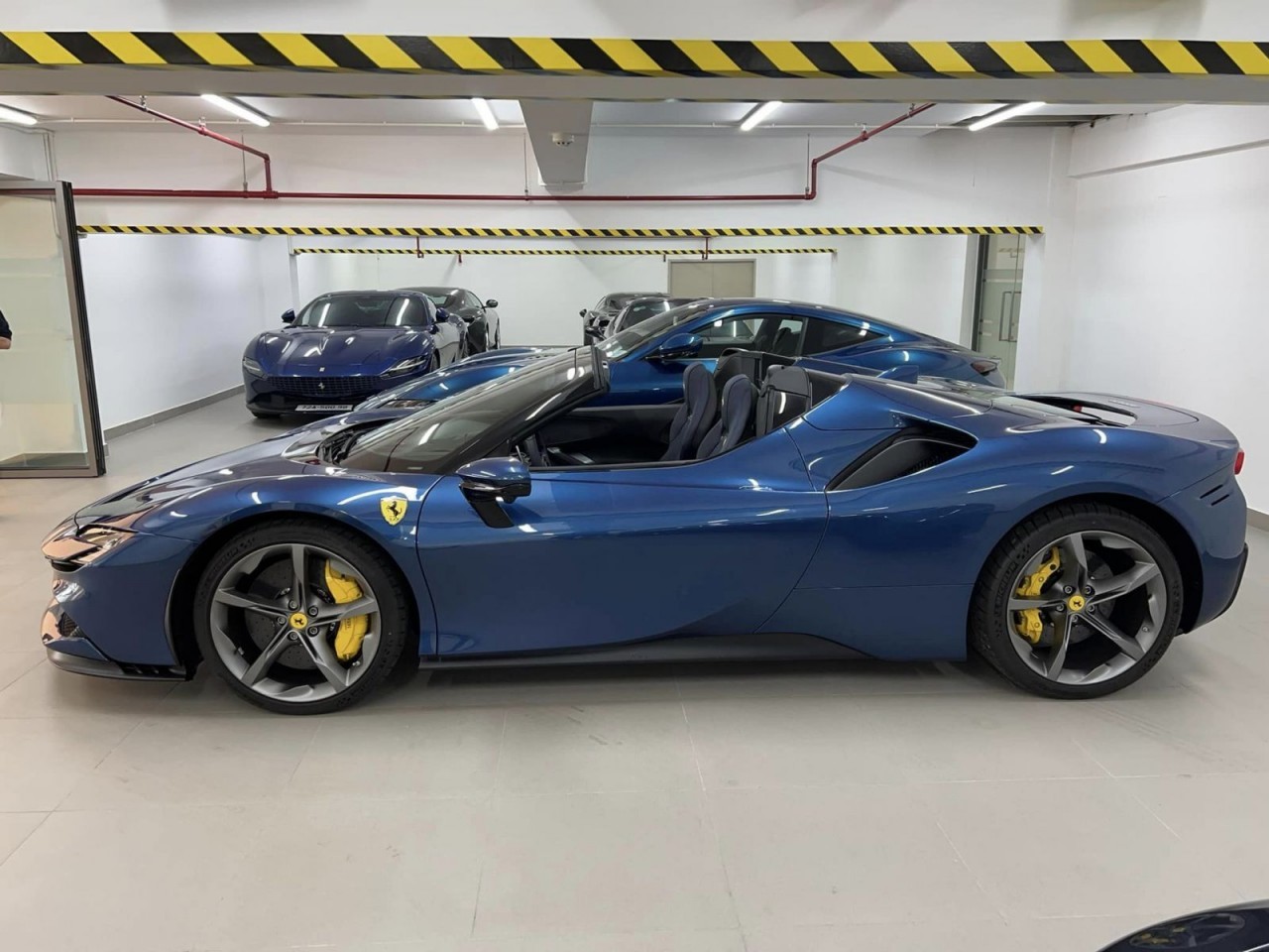 Siêu xe mui trần Ferrari SF90 Spider