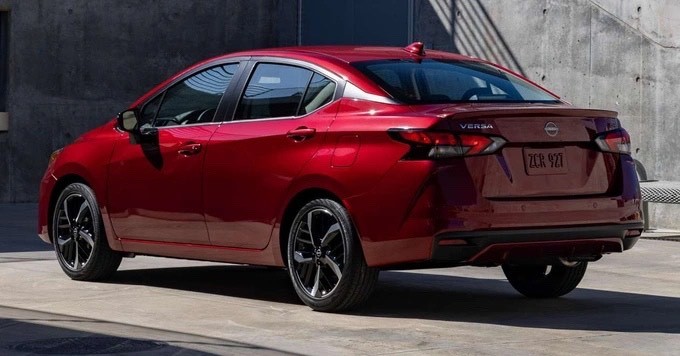 Đuôi xe và nội thất hầu như không có gì thay đổi.