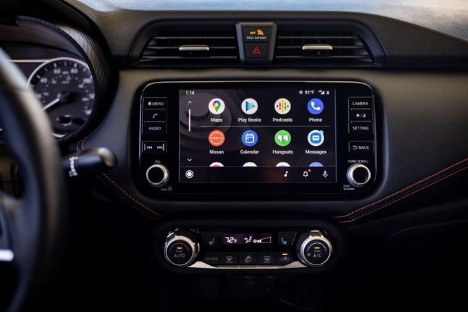 Nissan Almera/Versa 2023 tại Mỹ được trang bị động cơ xăng HR16DE dung tích 1.6L công suất 122 mã lực và mô-men xoắn 154Nm, kết hợp với hộp số sàn 5 cấp (bản S) hoặc số tự động vô cấp Xtronic CVT.