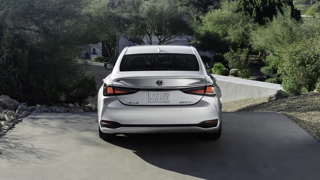 Cận cảnh chi tiết Lexus ES 2022 giá từ 2,55 tỷ tại Việt Nam