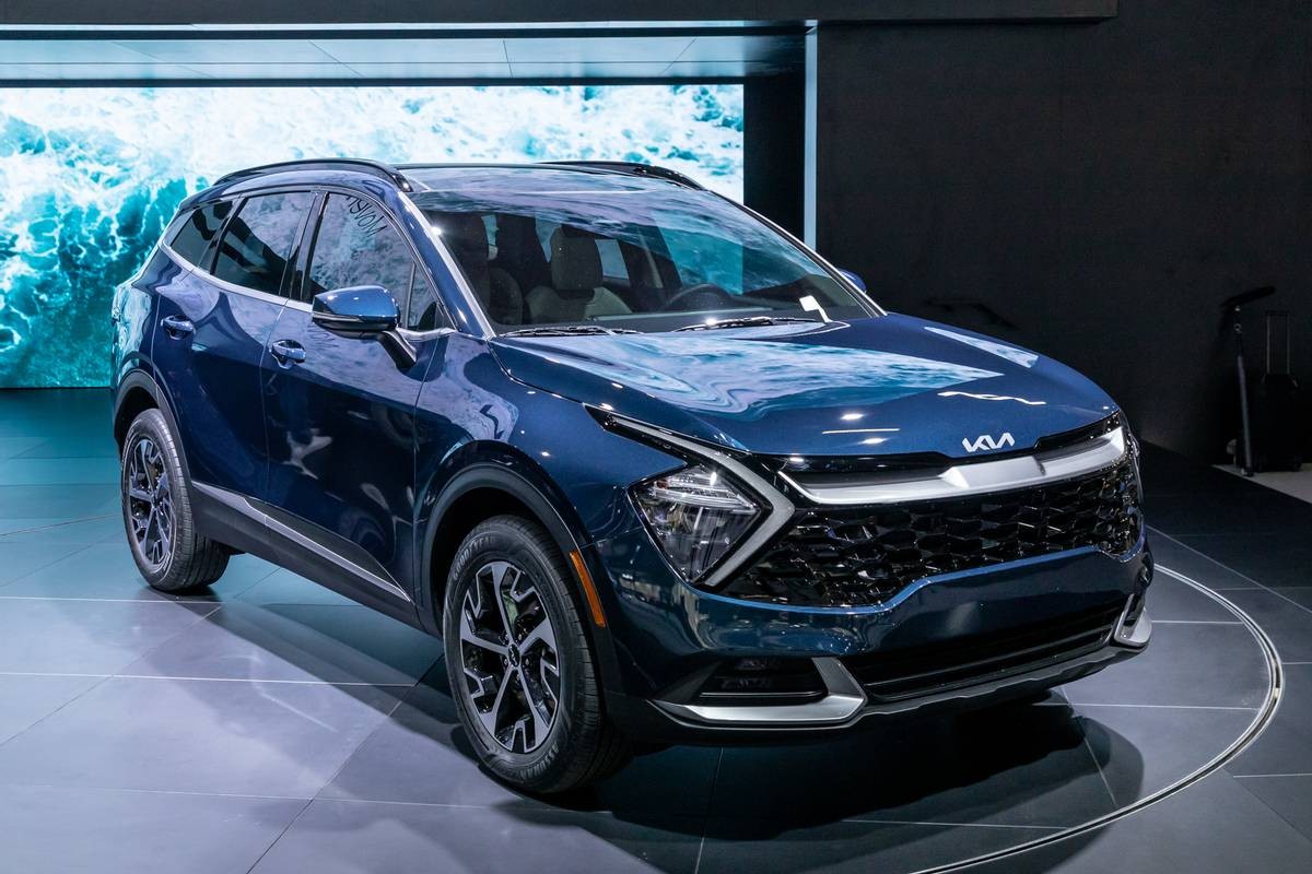Trong khuôn khổ triển lãm Los Angeles Auto Show 2021, Kia đã giới thiệu phiên bản hybrid của mẫu crossover hạng C Sportage thế hệ thứ 5. Với hệ dẫn động xăng lai điện, mẫu xe hứa hẹn mang lại trải nghiệm lái mạnh mẽ nhưng vẫn tiết kiệm nhiên liệu.