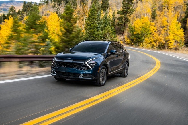 Theo công bố của nhà sản xuất, phiên bản Hybrid chỉ tiêu thụ 6,0 lít xăng cho 100 km đường hỗn hợp và có khả năng di chuyển tối đa lên đến 805 km. Mức xả thải khí CO2 của xe cũng thấp hơn 40% so với các phiên bản đang bán trên thị trường.