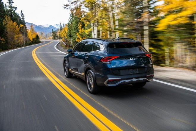 Sức mạnh sẽ được truyền đến bánh xe thông qua hộp số tự động 6 cấp. Cung cấp năng lượng cho động cơ điện là bộ pin lithium-ion 1,49 kWh. Hãng xe Hàn Quốc cho biết Sportage Hybrid có khả năng kéo được hàng hóa có khối lượng lên tới 1.900 kg.