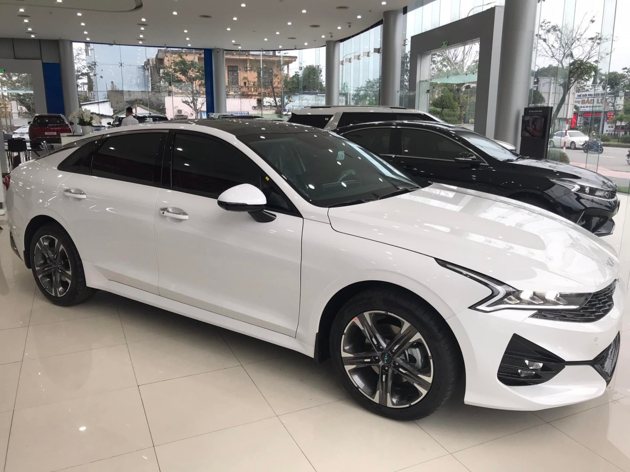 Cận cảnh Kia K5 GT-Line 2022 có mặt tại Việt Nam, giá hơn 1 tỷ đồng