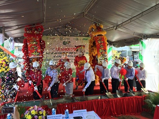 Đại sứ Canada tại Việt Nam Deborah Anne Paul tham dự Lễ khởi công xây dựng khu phức hợp đa năng của Hợp tác xã bưởi da xanh Bến Tre, ngày 4/3/2021.